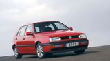 Die zweite Revolution ist der Golf III (1991 und 1997). Hier verwandelt sich der kantige Vorgänger in ein abgerundetes Modell. Dieses Design prägt den Golf bis heute