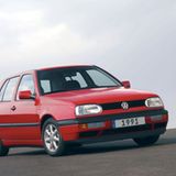 Die zweite Revolution ist der Golf III (1991 und 1997). Hier verwandelt sich der kantige Vorgänger in ein abgerundetes Modell. Dieses Design prägt den Golf bis heute