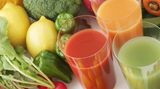 Ein gutes Frühstück schafft die Grundlage, um auch stressige Tage zu überstehen. Wenn Sie frühmorgens noch nicht viel herunter bekommen, starten Sie wenigstens mit einem Stück Obst, einem Fruchtsaft oder Joghurt.