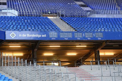 Die Null muss stehen - auch bei der Stadionuhr    Die große Uhr im Volksparkstadion zeigt die Dauer der Bundesliga-Zugehörigkeit an. Die Fans der übrigen Bundesligisten hätten nichts dagegen, wenn sie mal wieder auf Null gestellt wird.