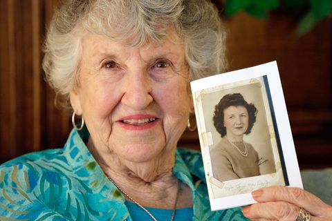 Überraschender Fund: Laura Mae Davis Burlingame findet nach knapp 70 Jahren das Tagebuch ihrer Jugendliebe Thomas Jones., darin ein Foto von ihr aus den 40ern.
