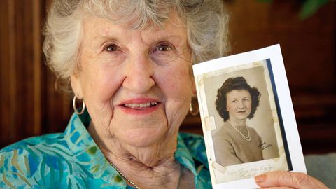 Überraschender Fund: Laura Mae Davis Burlingame findet nach knapp 70 Jahren das Tagebuch ihrer Jugendliebe Thomas Jones., darin ein Foto von ihr aus den 40ern.