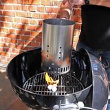 ... dann den Anzündkamin über die brennenden Würfel stellen und abwarten.