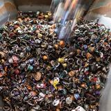 Eine Häckselmaschine zerbricht die Kapseln, um die Kaffeereste herauszubekommen.