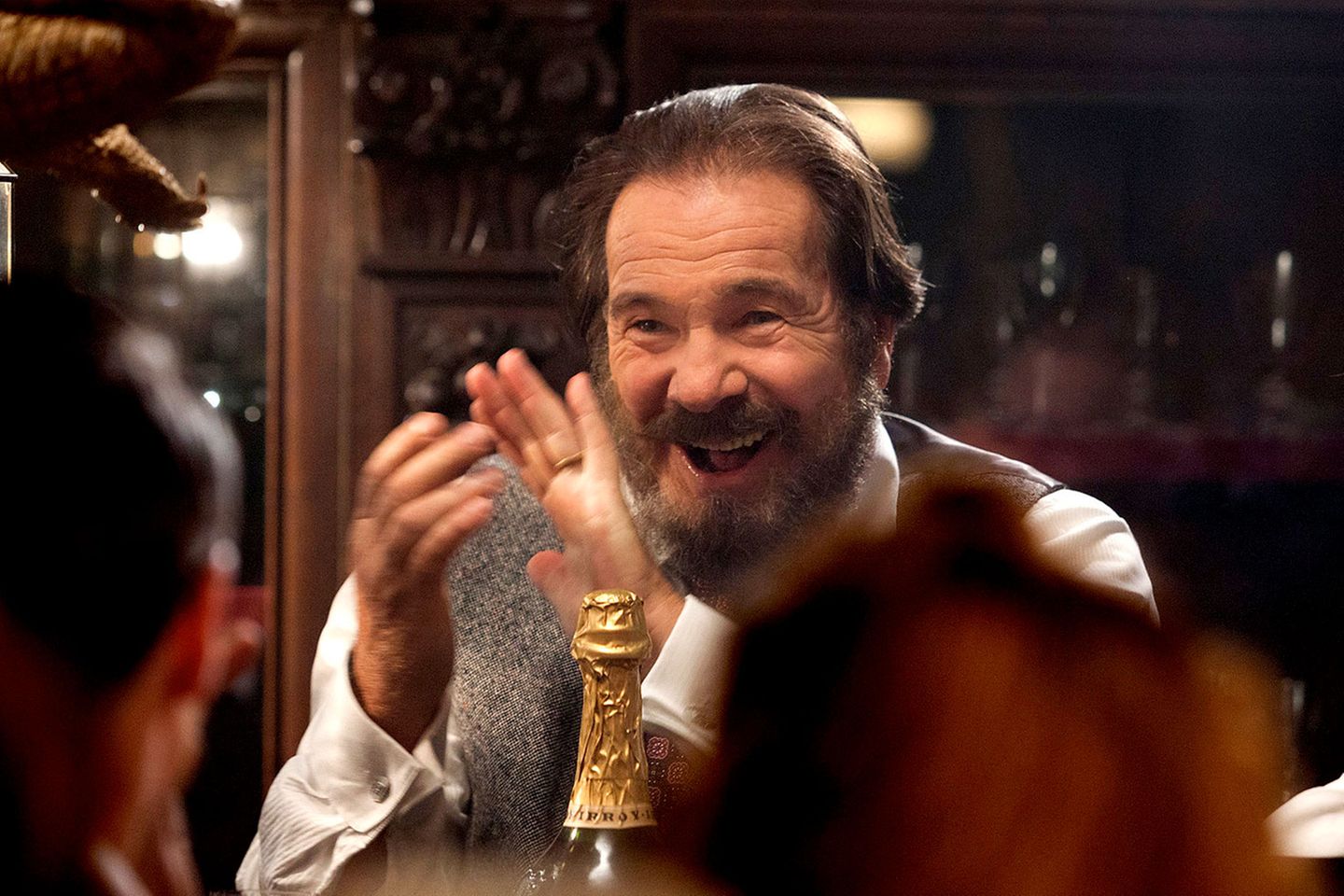 Zu seinem 75. Geburtstag konnte er sich ein Herzensprojekt verwirklichen: In dem Dokudrama "George" verkörpert Götz seinen Vater Heinrich, der einer der größten Schauspieler der 20er und 30er Jahre war und 1946 in russischer Gefangenschaft starb. Damit schließt sich ein Kreis: Sein Leben lang war der Vater das große Vorbild, an dem sich er sich abgearbeitet hat. Gegen Ende seines Lebens zeigt sich: Götz George selbst ist ein großer Schauspielkünstler, der in niemandes Schatten steht.