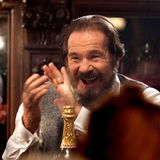 Zu seinem 75. Geburtstag konnte er sich ein Herzensprojekt verwirklichen: In dem Dokudrama "George" verkörpert Götz seinen Vater Heinrich, der einer der größten Schauspieler der 20er und 30er Jahre war und 1946 in russischer Gefangenschaft starb. Damit schließt sich ein Kreis: Sein Leben lang war der Vater das große Vorbild, an dem sich er sich abgearbeitet hat. Gegen Ende seines Lebens zeigt sich: Götz George selbst ist ein großer Schauspielkünstler, der in niemandes Schatten steht.