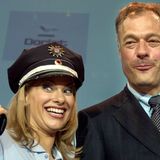 Blonde Bräute mit Colt - ist das Schills feuchter Traum?   Jedenfalls wollte der damalige Innensenator, dass die Hamburger Polizisten aussehen wie in amerikanischen Polizeifilmen - und ersetzte die grünen Uniformen durch blaue, die der Designer Luigi Colani entworfen hatte.  Seine lächerliche Begründung für die kostspielige Neugestaltung: "Es kommt unserem maritimen Lebensgefühl in Hamburg besonders nah, Fahrzeuge blau auszurüsten und nicht grün." Mindestens ebenso dämlich der zweite Grund: "Wir haben ja nicht Grünlicht sondern Blaulicht."