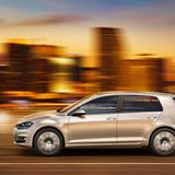 In der Seitenansicht zeigt sich die Veränderung am stärksten: Die hintere Säule und das Rückabteil nehmen einen größeren Raum als je zuvor ein. Am steilen Heckabschluss zeigt sich, dass der Golf VII sein Ladevolumen erhält.