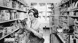 1959 brachte Audrey Hepburn von Dreharbeiten ein kleines Rehkitz mit nach Hause, das fortan bei der Familie lebte. Es bekam den Namen Pippin und wurde Ip genannt. Hier nimmt sie ihr Ip mit zum Einkaufen in den Supermarkt Gelson's in Beverly Hills.  www.taschen.com