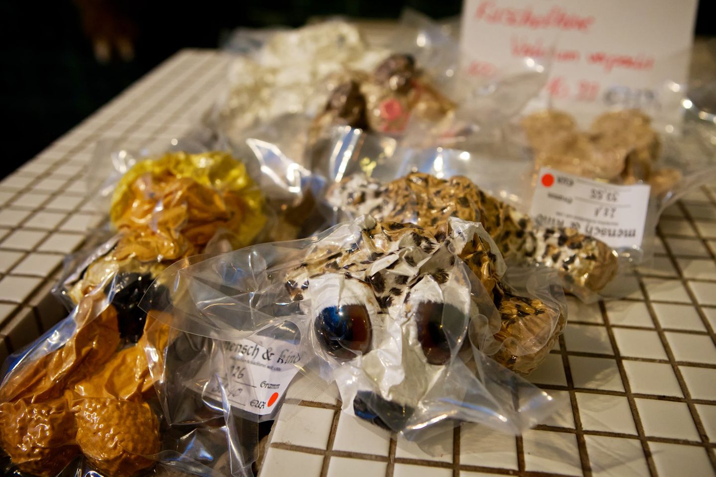 Noch schlechter erging es dem Verkaufsschlager: Kuscheltiere in Plastik vakuumisiert zu 16,99 Euro pro 100 Gramm. Ausverkauft! (Nachschub in Arbeit.)