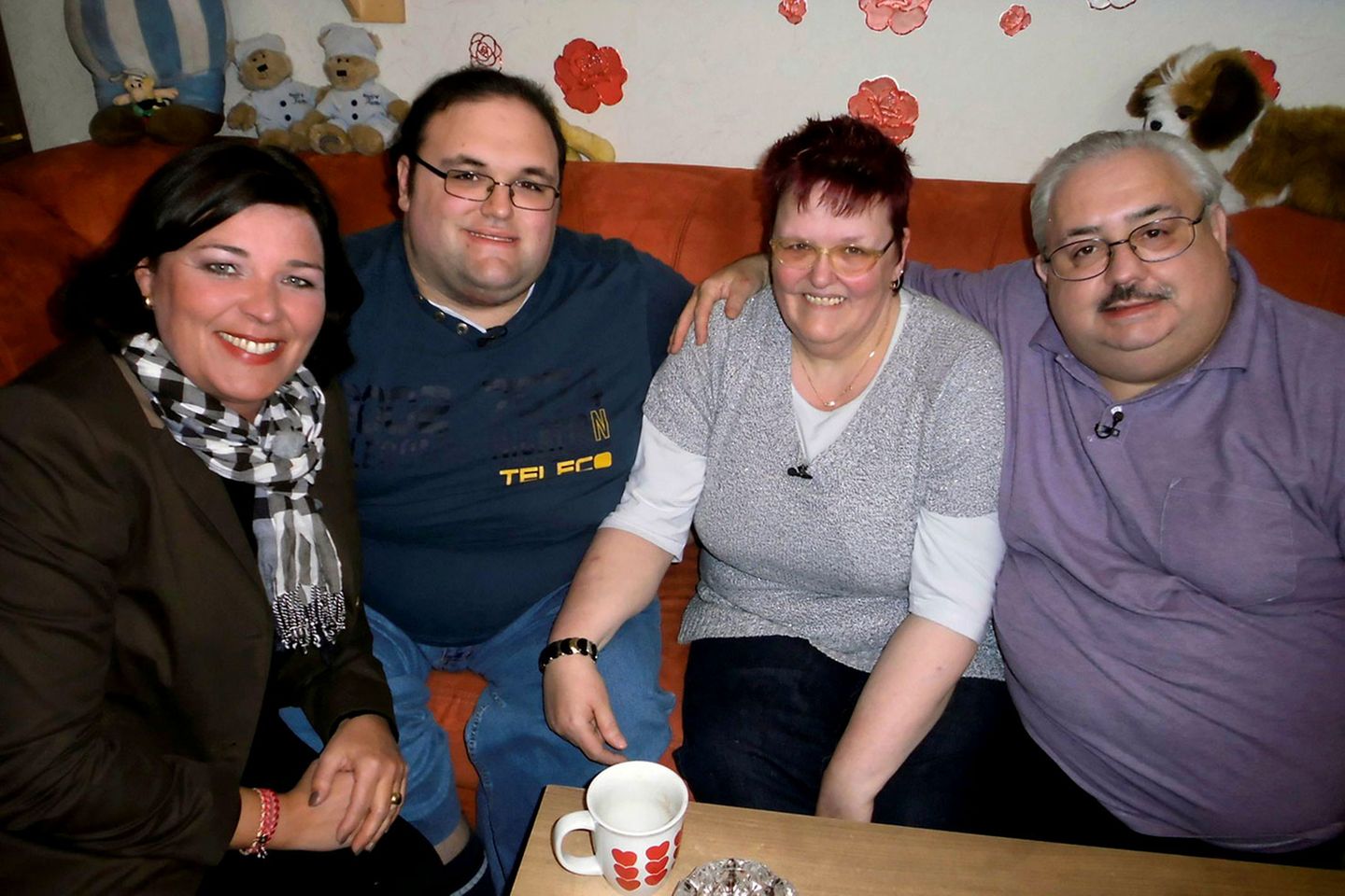 Bei Lutz (re.) und Birgit (2. v. re.), den frˆhlichen Eltern von Rheinl‰nder Ingo (2. v.li.) ist selbst nach 20 Jahren Ehe noch Platz f¸r Schmetterlinge im Bauch und sie werden von Vera Int-Veen (li.) mit einer bezaubernden Hochzeitsreise ¸berrascht. Seit 2007 ist "Schwiegertochter gesucht" eines der peinlichsten Formate bei dem Privatsender: Schwer vermittelbare Menschen werden hier nach allen Regeln der Kunst vorgeführt. Immerhin 17,9 Prozent wollten sich das 2012 ansehen. Und so scheint für RTL alles im Lot zu sein. Fazit: Wenn schon nicht der Quoten wegen - aber aus Gründen der Menschenwürde sollte RTL dieses Format schnell einstellen.