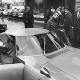 Als erstes Supermodel war Twiggy eine begehrte Werbeikone. 1968 bekam sie - noch 18-jährig - einen Toyota 200 GT Sportwagen geschenkt. Weil sie zu der Zeit noch gar keinen Führerschein besaß, musste ihr Manager Justin De Villeneuve (l.), mit dem sie zu dieser Zeit auch liiert war, hinterm Steuer Platz nehmen.