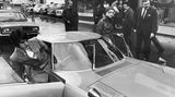 Als erstes Supermodel war Twiggy eine begehrte Werbeikone. 1968 bekam sie - noch 18-jährig - einen Toyota 200 GT Sportwagen geschenkt. Weil sie zu der Zeit noch gar keinen Führerschein besaß, musste ihr Manager Justin De Villeneuve (l.), mit dem sie zu dieser Zeit auch liiert war, hinterm Steuer Platz nehmen.