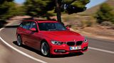 Eine visuelle Überraschung ist die Touringversion des BMW 3er ebenso wenig wie die Limousine im vergangenen Jahr. Mit einem Laderaumvolumen von 495 Litern und einer im Verhältnis 40:20:40 teilbaren Rückbank versucht sich der 3er Touring ab Herbst mehr denn je als variables Familien- und Freizeitmobil. Wie beim Vorgänger gibt es eine fernbedienbar aufklappende Scheibe in der Heckklappe. Wird das Abdeckrollo beim Transport von größeren Gegenständen nicht benötigt, kann es unter dem Ladeboden verstaut werden. Das Be- und Entladen wird zukünftig von einem Ladeboden in 62 Zentimetern Höhe und einer kraftfesten Edelstahlblende vereinfacht.   Das Angebot an Motoren, Getrieben und Technologien ist mit dem aus der Limousine weitgehend identisch. So wird auch der BMW 3er Touring, der seine Messepremiere auf der AMI in Leipzig Anfang Juni feiert, in den Ausstattungsvarianten Modern Line, Luxury Line und Sport Line sowie mit dem bekannten M-Paket verfügbar sein.