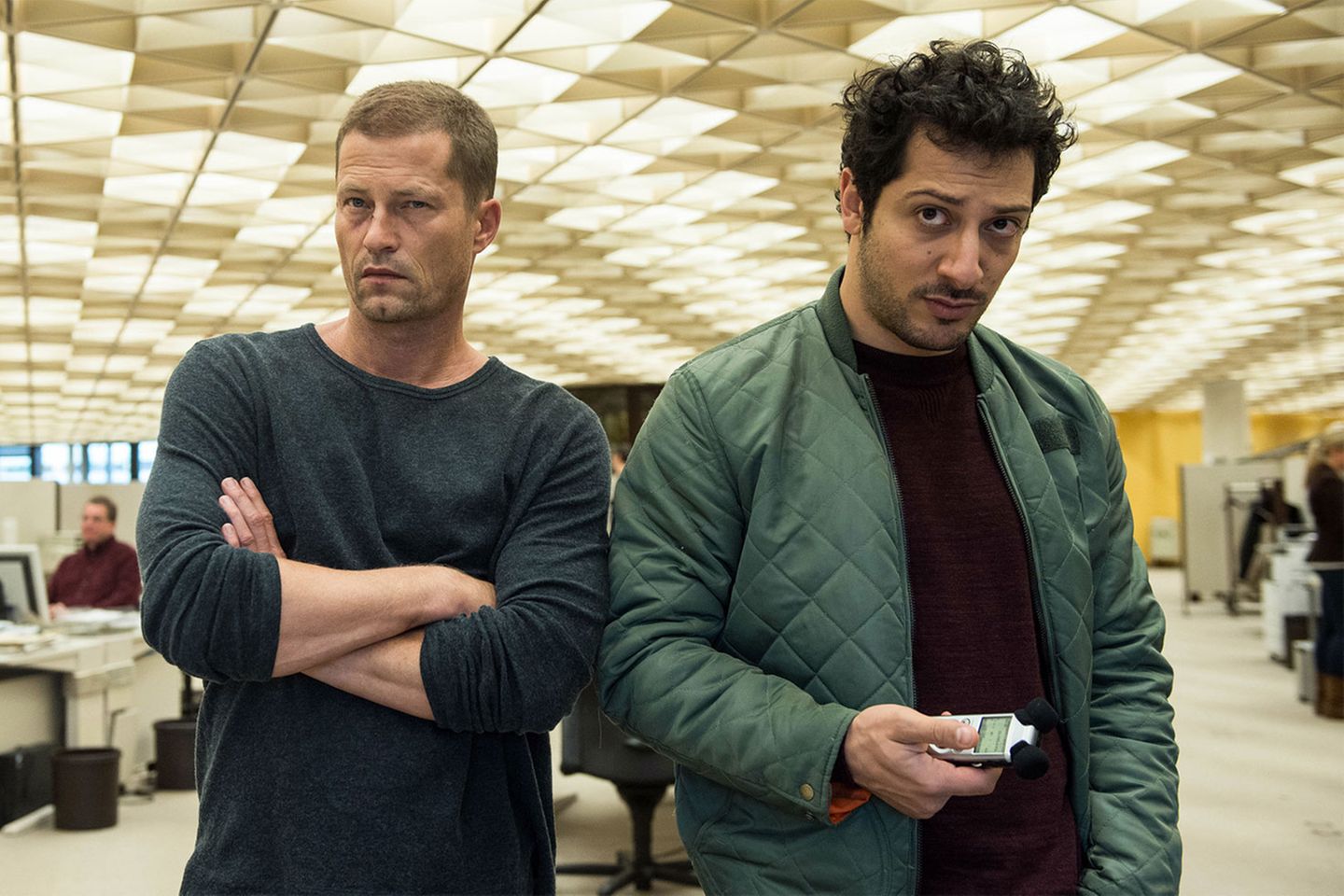 Diese Schattierung fehlte noch im "Tatort"-Kosmos: Mit den Fällen von Nick Tschiller (Til Schweiger) gibt es auch einen knallharten Action-Thriller innerhalb dieser Krimireihe. Dafür, dass es nicht zu brutal und düster wird, sorgt sein Kollege Yalcin Gümer (Fahri Yardim), der den liebenswerten Partner des eigensinnigen Tschiller gibt.