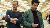 Diese Schattierung fehlte noch im "Tatort"-Kosmos: Mit den Fällen von Nick Tschiller (Til Schweiger) gibt es auch einen knallharten Action-Thriller innerhalb dieser Krimireihe. Dafür, dass es nicht zu brutal und düster wird, sorgt sein Kollege Yalcin Gümer (Fahri Yardim), der den liebenswerten Partner des eigensinnigen Tschiller gibt.