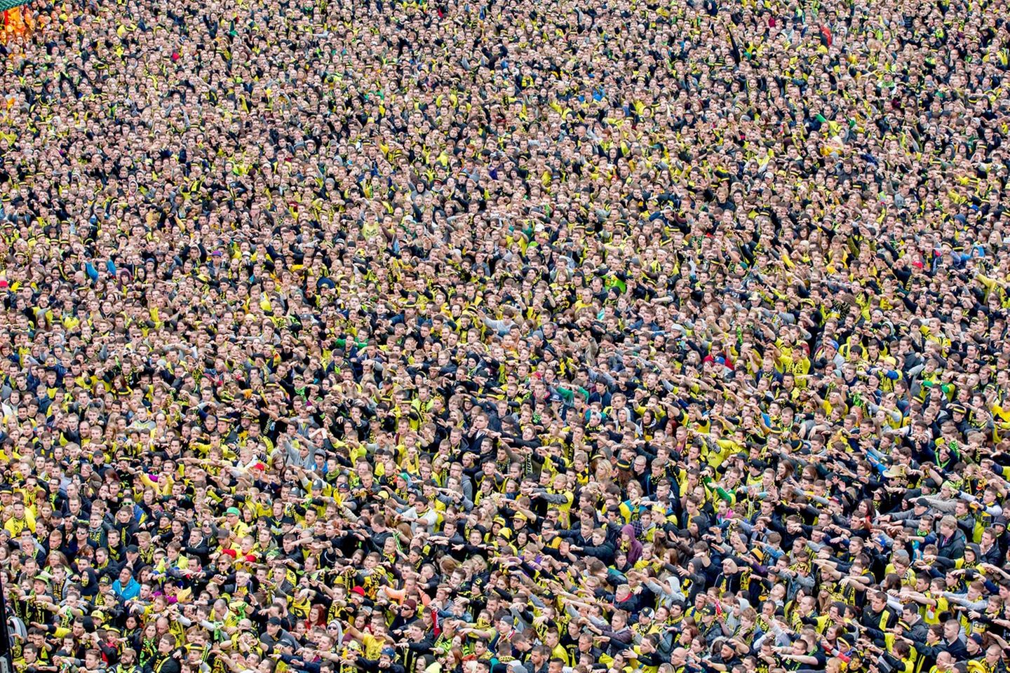 Dortmund, 25. Mai 2013. Auf dem Friedensplatz fiebern die in schwarz-gelb gekleideten Fans mit ihrem BVB, der in London im Champions-League-Finale gegen den FC Bayern München spielt. Als BVB-Fan, der in Dortmund studiert hatte, litt der Fotograf mit. Die Borussen verloren zwar das Spiel, gewannen aber die Sympathien von Zuschauern in ganz Europa.