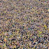 Dortmund, 25. Mai 2013. Auf dem Friedensplatz fiebern die in schwarz-gelb gekleideten Fans mit ihrem BVB, der in London im Champions-League-Finale gegen den FC Bayern München spielt. Als BVB-Fan, der in Dortmund studiert hatte, litt der Fotograf mit. Die Borussen verloren zwar das Spiel, gewannen aber die Sympathien von Zuschauern in ganz Europa.