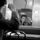 Das Aussehen war immer ein Bestandteil seiner Gesamtperformance, insbesondere die Frisur. Das Foto zeigt Elvis Presley im März 1956 in New York beim finalen Strich über die Tolle.  Dieses sowie alle weiteren Bilder sind Teil der Wertheimer-Ausstellung im Lumiere Brothers Center for Photography in Moskau.