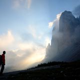 Auf dem Weg zum Einstieg: In diesem Sommer jährten sich an den Drei Zinnen mehrere spektakuläre Erstbegehungen, die als Meilensteine in der Alpingeschichte gelten. 1913 fanden Emil Dülfer und Walter von Bernuth erstmals einen Weg durch die Westwand der Großen Zinne. Vor genau 80 Jahren kletterte Emilio Comici als Erster durch die senkrechte Nordwand derselben Zinne und über die luftige Südkante auf den Gipfel der Kleinen Zinne. 1963 gelang in 17 Tagen und 16 Nächten einer Gruppe Bergsteigern aus Sachsen die Superdirettissma, die Direktroute, durch die überhängende Westliche Zinne - eine der zeitaufwendigsten Neutouren in den Dolomiten.