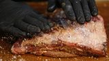 Verlangen Sie beim Schlachter die Brustspitze der Rinderbrust. Das Stück sollte um die zwei Kilo wiegen und darf ruhig eine schöne Fettschicht haben. Keine Bange vor der Größe. Das Stück wird durch das Smoken etwa um ein Drittel kleiner. Unser BBQ-Experte Rob Reinekmeyer rät zu einer Rinderbrust mit Knochen. Der Geschmack ist intensiver und der Knochen hilft beim gleichmäßigen durchgaren.