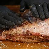 Verlangen Sie beim Schlachter die Brustspitze der Rinderbrust. Das Stück sollte um die zwei Kilo wiegen und darf ruhig eine schöne Fettschicht haben. Keine Bange vor der Größe. Das Stück wird durch das Smoken etwa um ein Drittel kleiner. Unser BBQ-Experte Rob Reinekmeyer rät zu einer Rinderbrust mit Knochen. Der Geschmack ist intensiver und der Knochen hilft beim gleichmäßigen durchgaren.