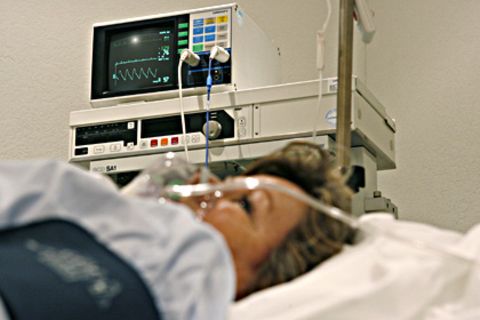 Durch einen Infarkt vernarbt Herzgewebe. Das reduziert die Leistungsfähigkeit des Herzens dauerhaft.