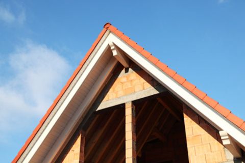 Das Haus ist halbfertig und der Bauträger pleite: Eine Insolvenz ist das größte Risiko beim Hausbau. Angehende Eigentümer sollten daher im Vorfeld gut recherchieren