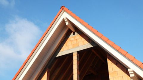 Das Haus ist halbfertig und der Bauträger pleite: Eine Insolvenz ist das größte Risiko beim Hausbau. Angehende Eigentümer sollten daher im Vorfeld gut recherchieren