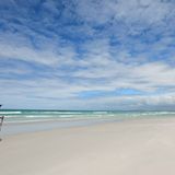Weit weg von allem: Bei Ebbe läuft es sich auf dem feuchten Sand der Bay of Fires einfacher. Den Namen gab der britische Seefahrer Tobias Furneaux 1773 der weiten Bucht, weil hier mehrere Feuer der Aborigines loderten. Claire, die den Weg schon häufig gegangen ist, sagt: "Ich liebe die Bucht wegen der reinen Luft, dem klaren Licht und dieser Farbigkeit."