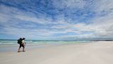 Weit weg von allem: Bei Ebbe läuft es sich auf dem feuchten Sand der Bay of Fires einfacher. Den Namen gab der britische Seefahrer Tobias Furneaux 1773 der weiten Bucht, weil hier mehrere Feuer der Aborigines loderten. Claire, die den Weg schon häufig gegangen ist, sagt: "Ich liebe die Bucht wegen der reinen Luft, dem klaren Licht und dieser Farbigkeit."