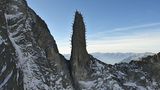 Auf die Spitze getrieben: An der freistehenden 50 Meter hohen Felsnadel Ago del Torrone im Schweizer Bergell haben sich 28 Bergführer an Seilen fixiert. Sie mussten so lange ausharren, bis das aus dem Hubschrauber geschossene Stachelbild im Kasten war.