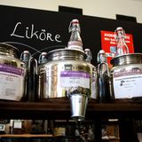 Aber auch flüssige Leckereien zum Selbstzapfen gibt es: Passend dazu bietet "Unverpackt" wiederbefüllbare Glasfläschchen an.