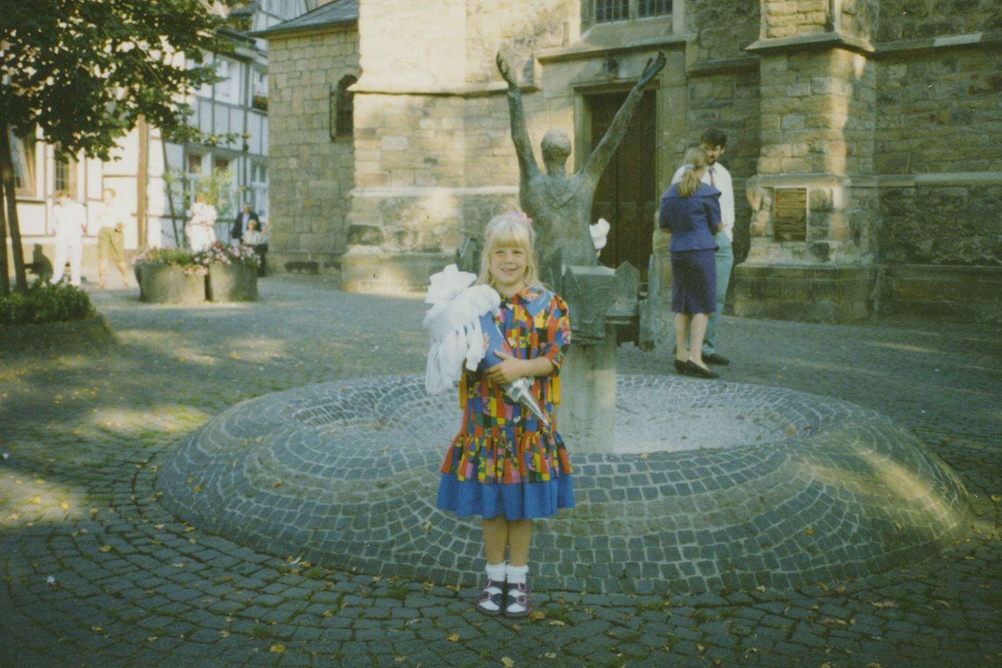 Einschulung durch die Jahrzehnte: Viktoria Meinholz, Redakteurin im Familienressort, 1991 in Waltrop Ich hatte das Glück, dass viele meiner Kindergartenfreunde mit mir eingeschult wurden. Trotzdem war ich vor dem ersten Schultag furchtbar nervös. Am Tisch neben mir saß ein guter Freund von mir, der bis zum Abitur mein Klassenkamerad blieb. In einem Monat werde ich als Trauzeugin bei seiner Hochzeit dabei sein - in der Kirche, vor der auch dieses Bild entstanden ist. Doch diesmal werde ich ganz sicher kein von meiner Mutter genähtes Kleid tragen. Viktoria Meinholz, Redakteurin im Familienressort, 1991 in Waltrop Ich hatte das Glück, dass viele meiner Kindergartenfreunde mit mir eingeschult wurden. Trotzdem war ich vor dem ersten Schultag furchtbar nervös. Am Tisch neben mir saß ein guter Freund von mir, der bis zum Abitur mein Klassenkamerad blieb. In einem Monat werde ich als Trauzeugin bei seiner Hochzeit dabei sein - in der Kirche, vor der auch dieses Bild entstanden ist. Doch diesmal werde ich ganz sicher kein von meiner Mutter genähtes Kleid tragen.