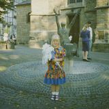 Viktoria Meinholz, Redakteurin im Familienressort, 1991 in Waltrop  Ich hatte das Glück, dass viele meiner Kindergartenfreunde mit mir eingeschult wurden. Trotzdem war ich vor dem ersten Schultag furchtbar nervös. Am Tisch neben mir saß ein guter Freund von mir, der bis zum Abitur mein Klassenkamerad blieb. In einem Monat werde ich als Trauzeugin bei seiner Hochzeit dabei sein - in der Kirche, vor der auch dieses Bild entstanden ist. Doch diesmal werde ich ganz sicher kein von meiner Mutter genähtes Kleid tragen.