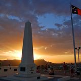 Auf dem Anzac Hill, dem Hausberg von Alice Springs mit seinem Veteranen-Denkmal und der flatternden Fahne der Aborigines, treffen sich abends Rücksackreisende aus allen Himmelsrichtungen, um das Ritual des Sonnenuntergangs zu beobachten. Die meisten Reisenden unterbrechen hier ihre Zugreise für Ausflüge in die Wüstenlandschaft, in die MacDonnell Ranges oder zum Uluru-Kata-Tjuta-Nationalpark.   Jeden Donnerstagmittag fährt "The Ghan" weiter nach Adelaide in South Australia. Das Ticket für die einfache Zugfahrt von Darwin nach Alice Springs gibt es zum Spartarif ab 323 Australischen Dollar (224 Euro). In der Reiseklasse mit Gold Service kostet die Fahrt 803 Australische Dollar (ca. 560 Euro).   Weitere Infos über "The Ghan" unter www.greatsouthernrail.com.au, über das Northern Territory unter www.australiasoutback.de und allgemein über Australien unter www.australia.com/de