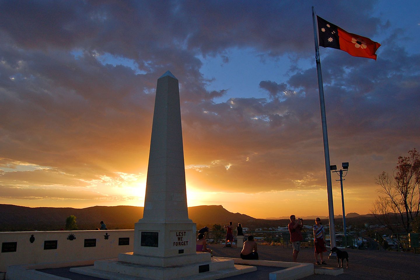 Von Darwin nach Alice Springs: Auf dem Anzac Hill, dem Hausberg von Alice Springs mit seinem Veteranen-Denkmal und der flatternden Fahne der Aborigines, treffen sich abends Rücksackreisende aus allen Himmelsrichtungen, um das Ritual des Sonnenuntergangs zu beobachten. Die meisten Reisenden unterbrechen hier ihre Zugreise für Ausflüge in die Wüstenlandschaft, in die MacDonnell Ranges oder zum Uluru-Kata-Tjuta-Nationalpark. Jeden Donnerstagmittag fährt "The Ghan" weiter nach Adelaide in South Australia. Das Ticket für die einfache Zugfahrt von Darwin nach Alice Springs gibt es zum Spartarif ab 323 Australischen Dollar (224 Euro). In der Reiseklasse mit Gold Service kostet die Fahrt 803 Australische Dollar (ca. 560 Euro). Weitere Infos über "The Ghan" unter www.greatsouthernrail.com.au, über das Northern Territory unter www.australiasoutback.de und allgemein über Australien unter www.australia.com/de Auf dem Anzac Hill, dem Hausberg von Alice Springs mit seinem Veteranen-Denkmal und der flatternden Fahne der Aborigines, treffen sich abends Rücksackreisende aus allen Himmelsrichtungen, um das Ritual des Sonnenuntergangs zu beobachten. Die meisten Reisenden unterbrechen hier ihre Zugreise für Ausflüge in die Wüstenlandschaft, in die MacDonnell Ranges oder zum Uluru-Kata-Tjuta-Nationalpark. Jeden Donnerstagmittag fährt "The Ghan" weiter nach Adelaide in South Australia. Das Ticket für die einfache Zugfahrt von Darwin nach Alice Springs gibt es zum Spartarif ab 323 Australischen Dollar (224 Euro). In der Reiseklasse mit Gold Service kostet die Fahrt 803 Australische Dollar (ca. 560 Euro). Weitere Infos über "The Ghan" unter www.greatsouthernrail.com.au, über das Northern Territory unter www.australiasoutback.de und allgemein über Australien unter www.australia.com/de