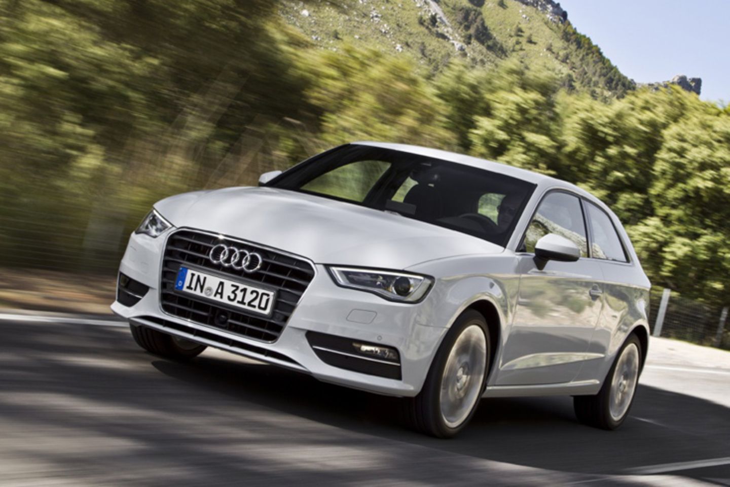 Audi bleibt dem wuchtigen Grill treu. Der A3 bekommt den aktuellen Look mit abgeflachte oberen Ecken. Am Zusammenspiel von Scheinwerfern und Seitenlinien erkennt man das sauber ausgearbeitete Design.