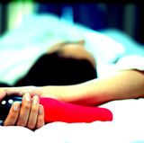 Wie heißt das?  Stronic 1  Ist das für Frauen oder Männer?  Für Frauen und ein Fass voll Gleitgel.  Wozu brauche ich das?   Der Stronic 1 ist ein sogenannter Pulsator. Er vibriert also nicht nur, sondern imitiert auch Stoßbewegungen. Das Ding will eingeführt werden.  Wie glücklich macht mich das auf einer Skala von 1 bis 10 (10 ist sehr sehr glücklich)?   Der Stronic 1 ist offenbar gewöhnungsbedürftig oder für Mädels mit SM-Neigung. Weil die Silikonoberfläche recht rau ist, braucht frau bei dem Durchmesser auf jeden Fall viel Gleitgel. Die vorgegebenen Rhythmen erinnern nicht an das Gefühl von Sex mit einem Partner, es muss etwas anderes sein, was hiermit Spaß macht. Aber was? Bislang nur eine 2.  Was behaupte ich, wenn mein Kind/mein Freund/meine Putzfrau das findet?  Hier gibt es nichts zu deuteln, also gut verstecken!  Würden meine Eltern das benutzen?   Nicht beim Sex.  Was kostet das?  154 Euro