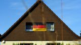 Alle zwei Jahre - pünktlich zur Fußball-EM oder -WM - werden viele Deutsche von einem patriotischen Gefühlsüberschwang gepackt. Dann müssen sie plötzlich ihre Häuser, Balkone, Autos oder Außenspiegel mit schwarz-rot-goldenen Emblemen behängen, um ihre Verbundenheit mit der Nationalmannschaft zum Ausdruck zu bringen und in einem großen Kollektiv aufzugehen.