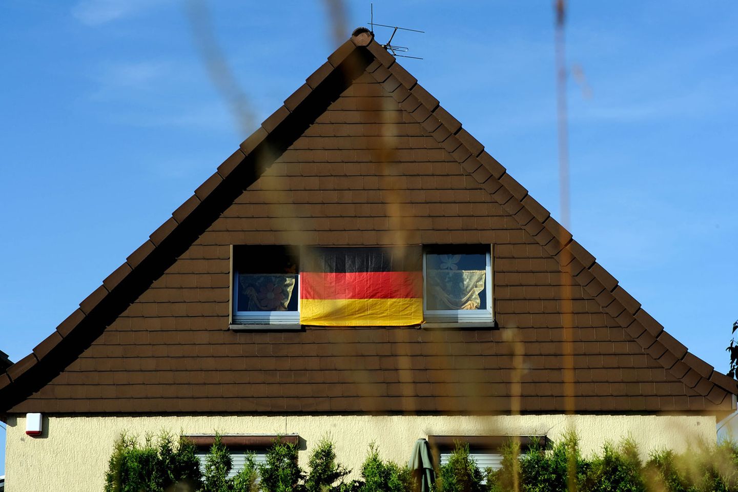 Alle zwei Jahre - pünktlich zur Fußball-EM oder -WM - werden viele Deutsche von einem patriotischen Gefühlsüberschwang gepackt. Dann müssen sie plötzlich ihre Häuser, Balkone, Autos oder Außenspiegel mit schwarz-rot-goldenen Emblemen behängen, um ihre Verbundenheit mit der Nationalmannschaft zum Ausdruck zu bringen und in einem großen Kollektiv aufzugehen.