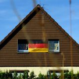 Alle zwei Jahre - pünktlich zur Fußball-EM oder -WM - werden viele Deutsche von einem patriotischen Gefühlsüberschwang gepackt. Dann müssen sie plötzlich ihre Häuser, Balkone, Autos oder Außenspiegel mit schwarz-rot-goldenen Emblemen behängen, um ihre Verbundenheit mit der Nationalmannschaft zum Ausdruck zu bringen und in einem großen Kollektiv aufzugehen.