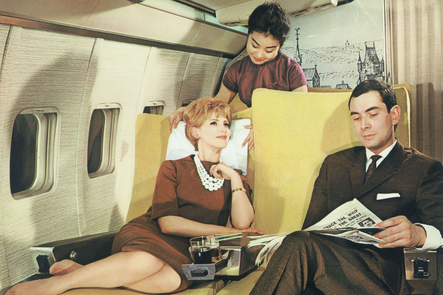 Bild 1 von 11 der Fotostrecke zum Klicken:  Mit dem Winterflugplan 1960/61 führte Lufthansa die Passagierbetreuung durch Flugbegleiter auch aus den Zielländern, etwa in Fernost, ein.