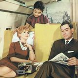 Bild 1 von 11 der Fotostrecke zum Klicken:  Mit dem Winterflugplan 1960/61 führte Lufthansa die Passagierbetreuung durch Flugbegleiter auch aus den Zielländern, etwa in Fernost, ein.