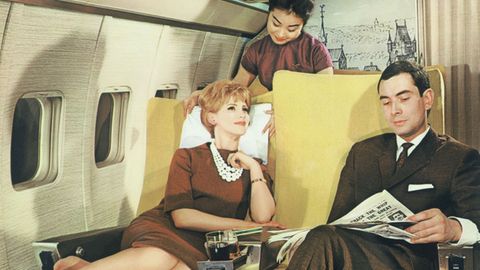 Bild 1 von 11 der Fotostrecke zum Klicken:  Mit dem Winterflugplan 1960/61 führte Lufthansa die Passagierbetreuung durch Flugbegleiter auch aus den Zielländern, etwa in Fernost, ein.