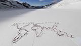 Nachbildung der Kontinentumrisse als Menschenkette auf dem größten und längsten Gletscher der Alpen. Für das Shooting waren 200 Personen auf dem Ewigschneefeld des Aletschgletschers notwendig.