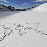 Nachbildung der Kontinentumrisse als Menschenkette auf dem größten und längsten Gletscher der Alpen. Für das Shooting waren 200 Personen auf dem Ewigschneefeld des Aletschgletschers notwendig.