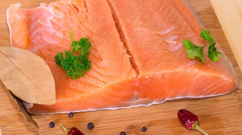 Experten raten mindestens einmal pro Woche fetten Fisch zu essen - etwa Lachs. Denn dieser enthält wertvolle Fettsäuren.