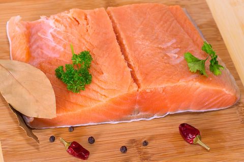 Experten raten mindestens einmal pro Woche fetten Fisch zu essen - etwa Lachs. Denn dieser enthält wertvolle Fettsäuren.