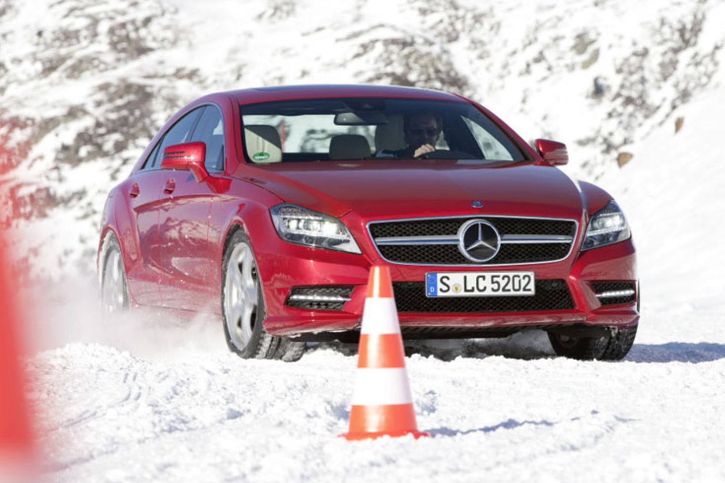 Mercedes CLS     Während andere noch am Kopieren des ersten CLS sind, hat Mercedes bereits die zweite Generation seines viertürigen Coupés am Start. Sie ist markanter und maskuliner als die erste Generation. Und der Clou: Mercedes stellt einen filigranen Kombi neben das Coupé.
